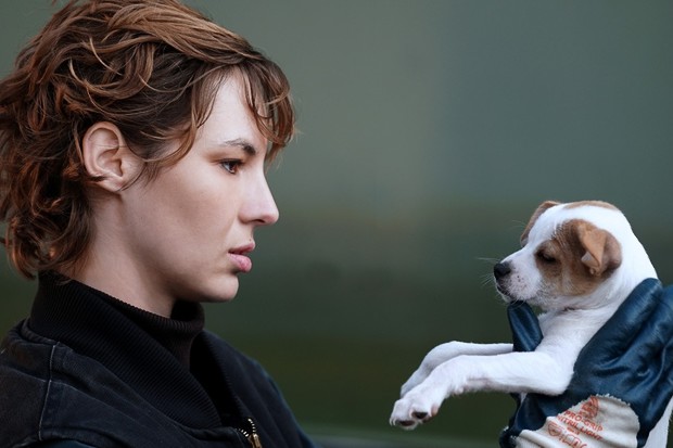 Je suis un soldat: Louise Bourgoin conduce una vita da cani