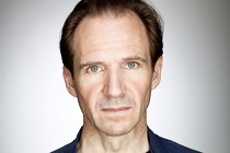 Ralph Fiennes dirigirá y actuará en The White Crow