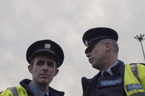 I’m Talking to You : la vie surréaliste d’une recrue de la police irlandaise