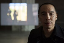 Le réalisateur thaïlandais Apichatpong Weerasethakul en tournage sur Memoria en Colombie