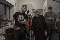 Il maestro ceco Jan Švankmajer passa davanti alla macchina da presa in Athanor – The Alchemical Furnace