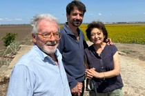 Manuel Muñoz Rivas shooting Manantial with his parents