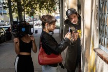 Álex Lora directing Greta Fernández in Unicornios