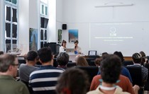 Sur l'île d'Evia, des représentants de plusieurs institutions dédiées au cinéma discutent des pratiques vertes à adopter et des manières de réduire l’impact environnemental des productions